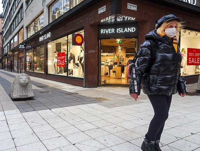 Stockholm - 795px-Surgical_masks_during_the_COVID-19_pandemic