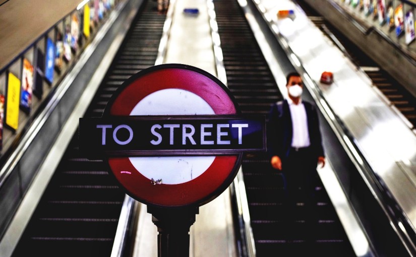 TfL multa con £200 a decenas de pasajeros sin&nbsp;mascarilla